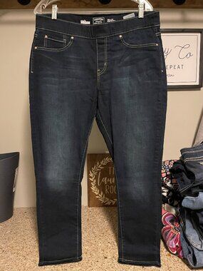 Signature Levi Strauss Totally Shaping, Pull on Skinny, Size 14S, W32, L30